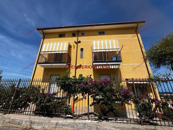 appartamento in vendita a Campofelice di Roccella