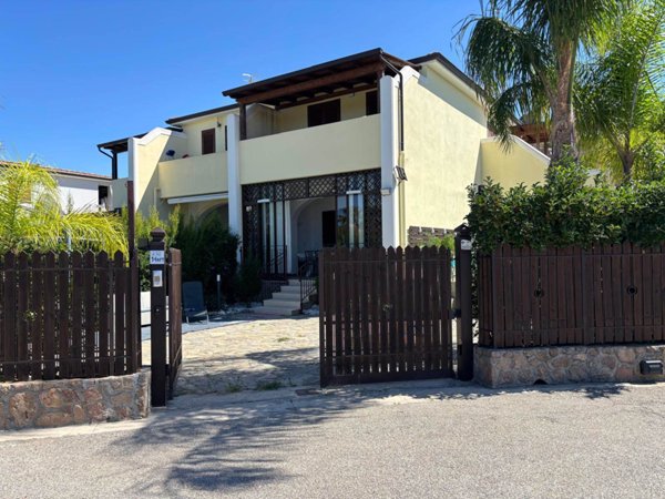 casa indipendente in vendita a Campofelice di Roccella