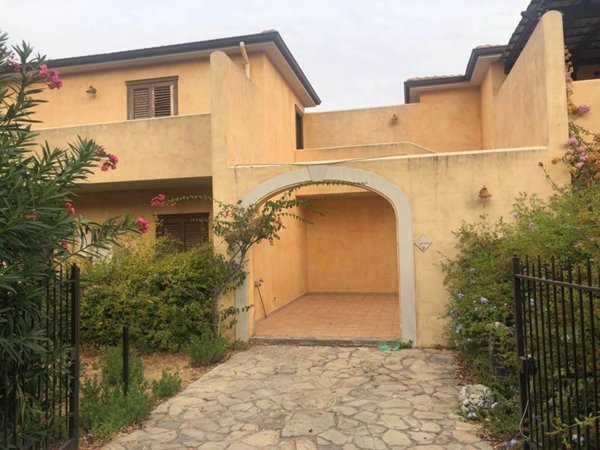 casa indipendente in vendita a Campofelice di Roccella