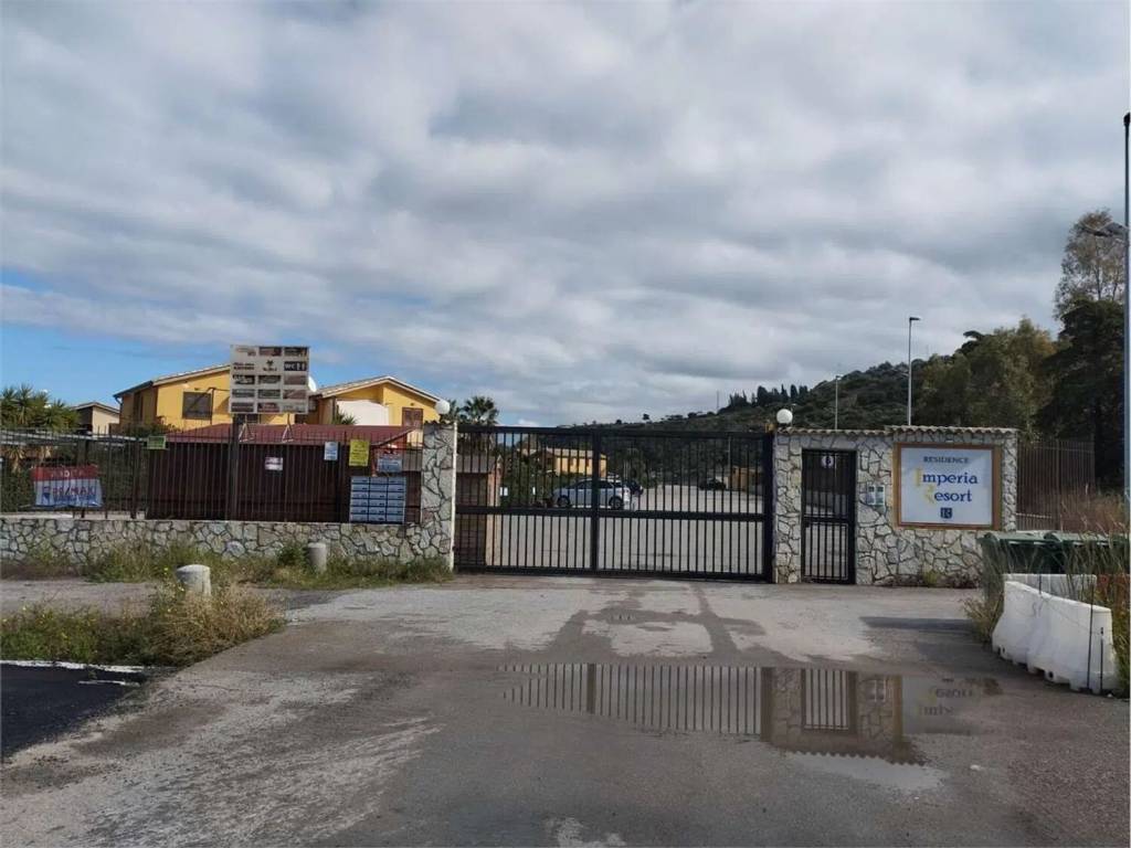 appartamento in vendita a Campofelice di Roccella