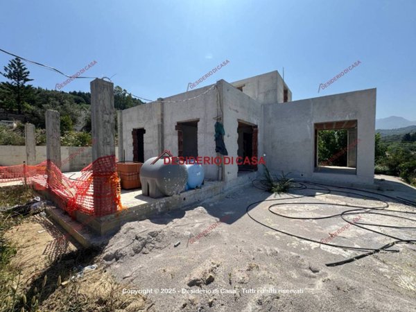 casa indipendente in vendita a Campofelice di Roccella