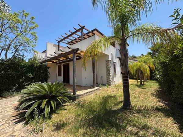 casa indipendente in vendita a Campofelice di Roccella