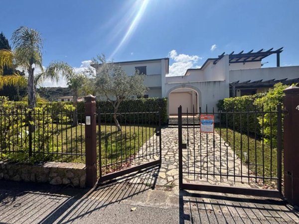 casa indipendente in vendita a Campofelice di Roccella