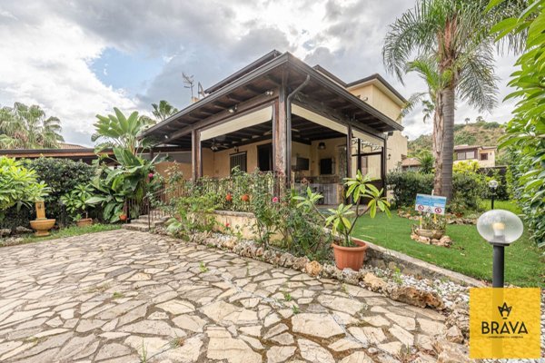 casa indipendente in vendita a Campofelice di Roccella