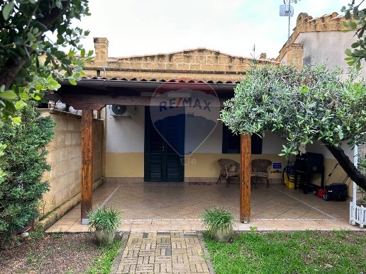 casa indipendente in vendita a Campofelice di Roccella