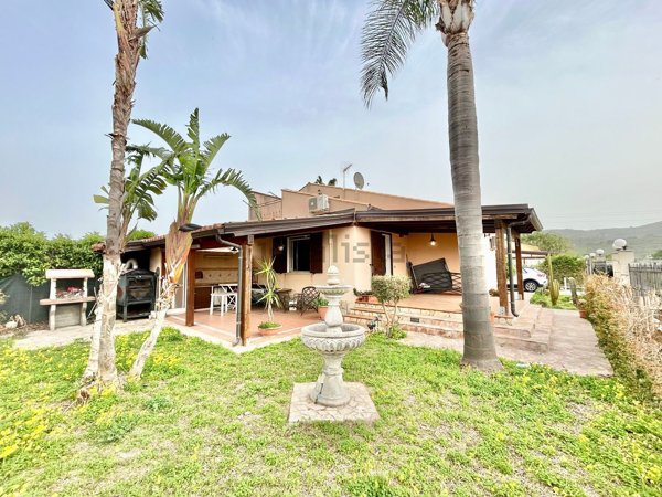 casa indipendente in vendita a Campofelice di Roccella