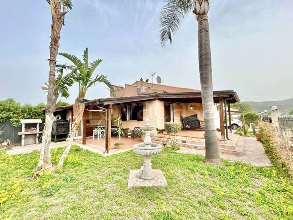 casa indipendente in vendita a Campofelice di Roccella