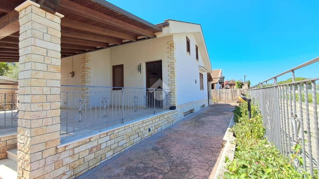 casa indipendente in vendita a Campofelice di Roccella