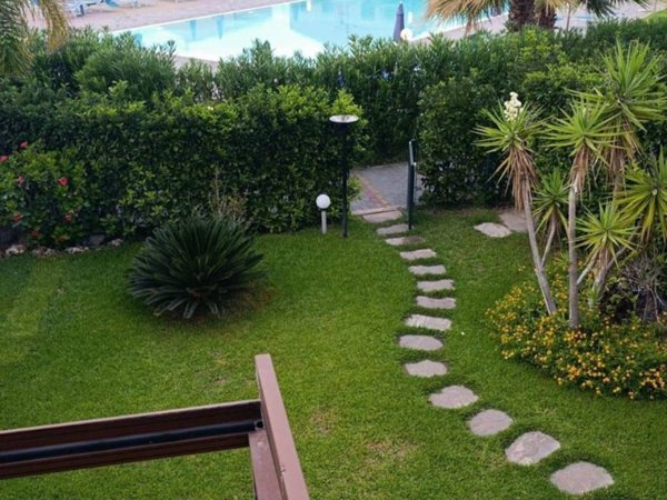 casa indipendente in vendita a Campofelice di Roccella