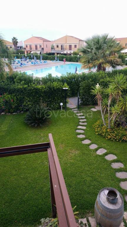 casa indipendente in vendita a Campofelice di Roccella