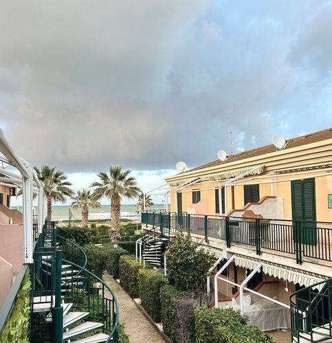 casa indipendente in vendita a Campofelice di Roccella