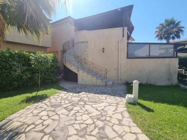 casa indipendente in vendita a Campofelice di Roccella