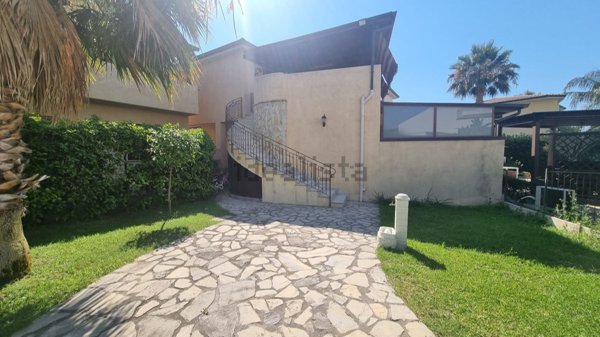 casa indipendente in vendita a Campofelice di Roccella