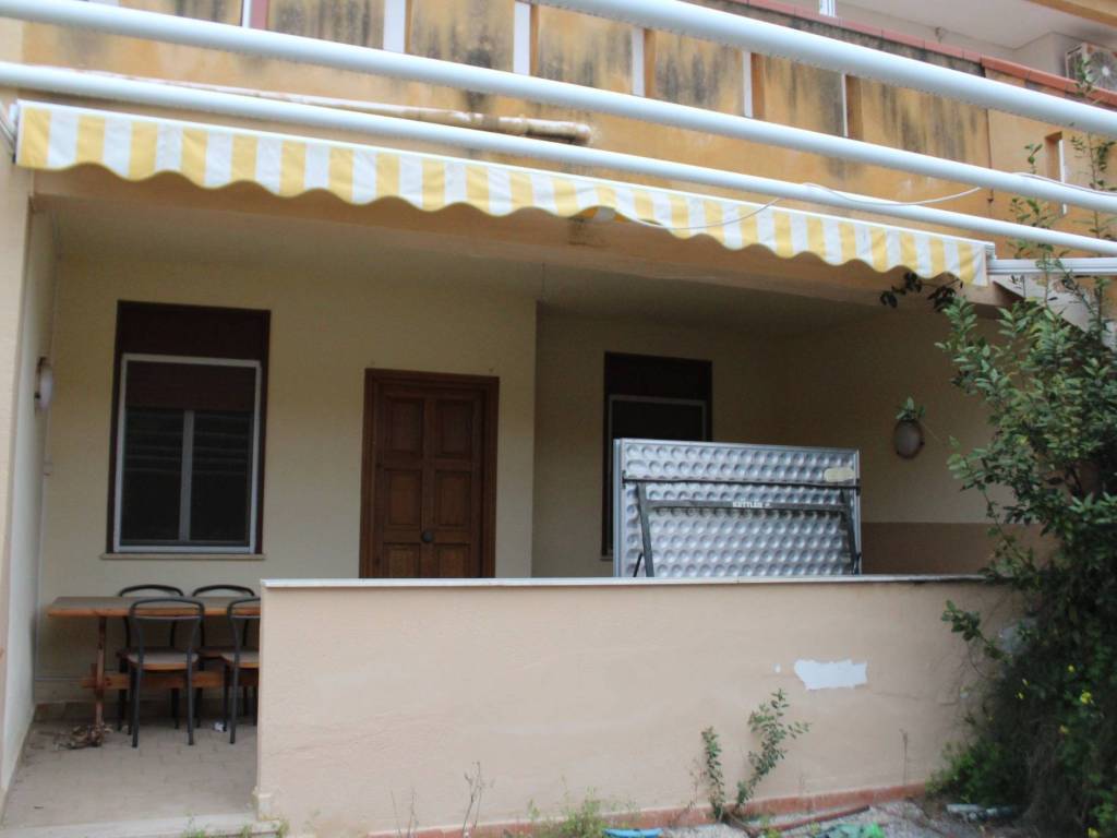 casa indipendente in vendita a Campofelice di Roccella