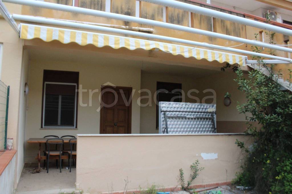 casa indipendente in vendita a Campofelice di Roccella