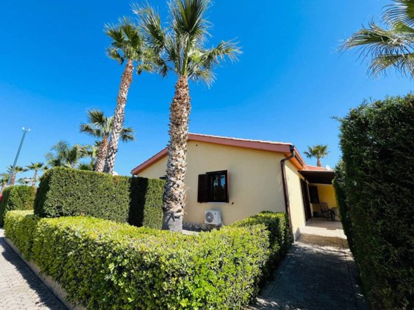 casa indipendente in vendita a Campofelice di Roccella