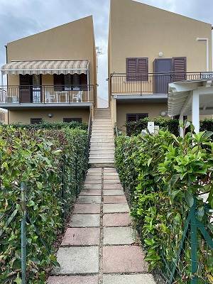 casa indipendente in vendita a Campofelice di Roccella