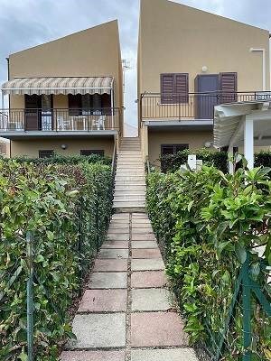 casa indipendente in vendita a Campofelice di Roccella