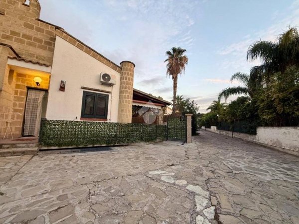 casa indipendente in vendita a Campofelice di Roccella