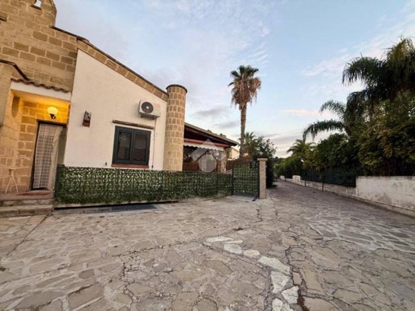 casa indipendente in vendita a Campofelice di Roccella