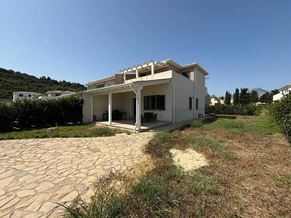 appartamento in vendita a Campofelice di Roccella