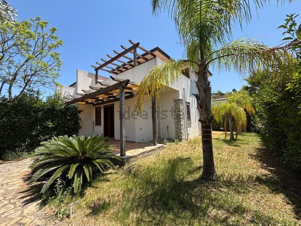 casa indipendente in vendita a Campofelice di Roccella