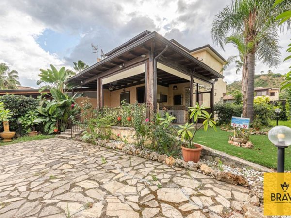 casa indipendente in vendita a Campofelice di Roccella