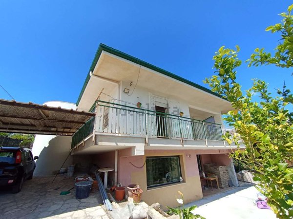 casa indipendente in vendita a Campofelice di Roccella