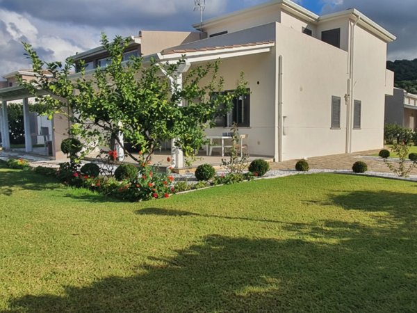 appartamento in vendita a Campofelice di Roccella