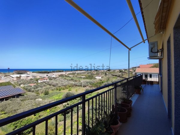 appartamento in vendita a Campofelice di Roccella