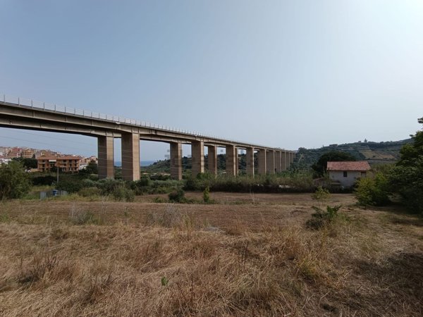 locale di sgombero in vendita a Campofelice di Roccella