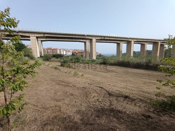 locale di sgombero in vendita a Campofelice di Roccella