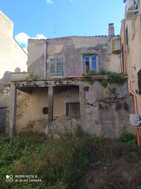 locale di sgombero in vendita a Campofelice di Roccella