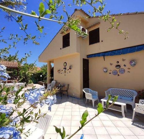 casa indipendente in vendita a Campofelice di Roccella