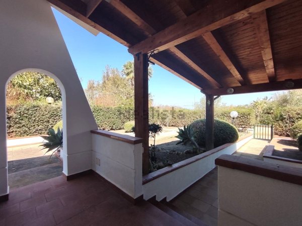 casa indipendente in vendita a Campofelice di Roccella