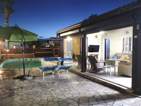 casa indipendente in vendita a Campofelice di Roccella