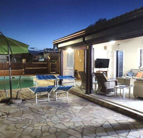 casa indipendente in vendita a Campofelice di Roccella