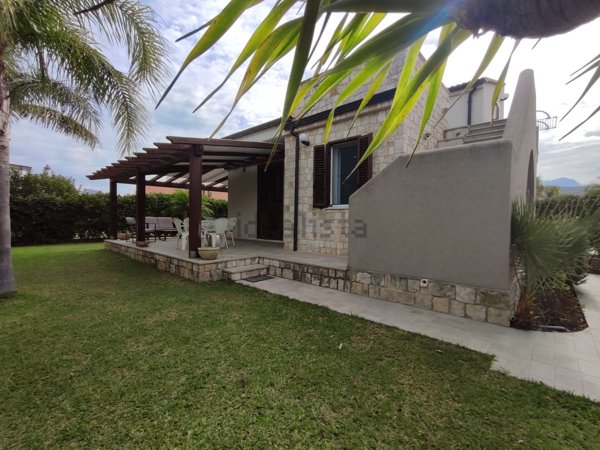 appartamento in vendita a Campofelice di Roccella