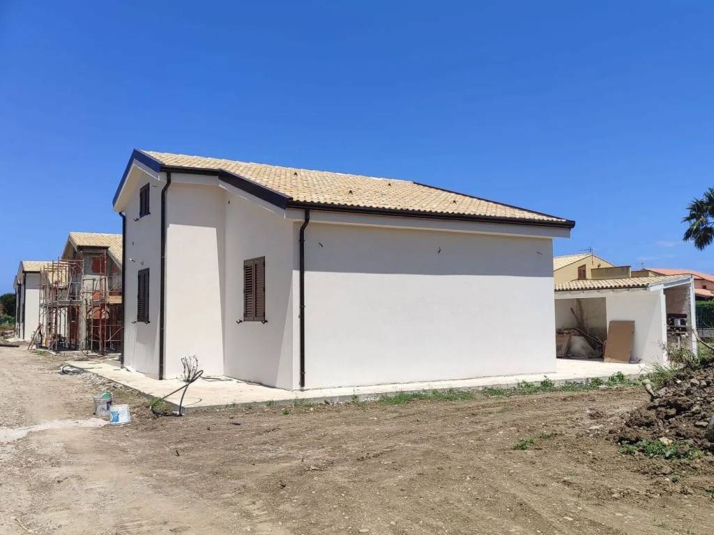 casa indipendente in vendita a Campofelice di Roccella