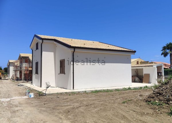 casa indipendente in vendita a Campofelice di Roccella