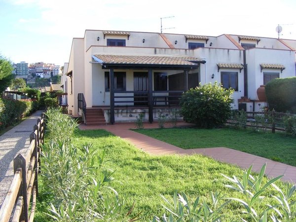 casa indipendente in vendita a Campofelice di Roccella