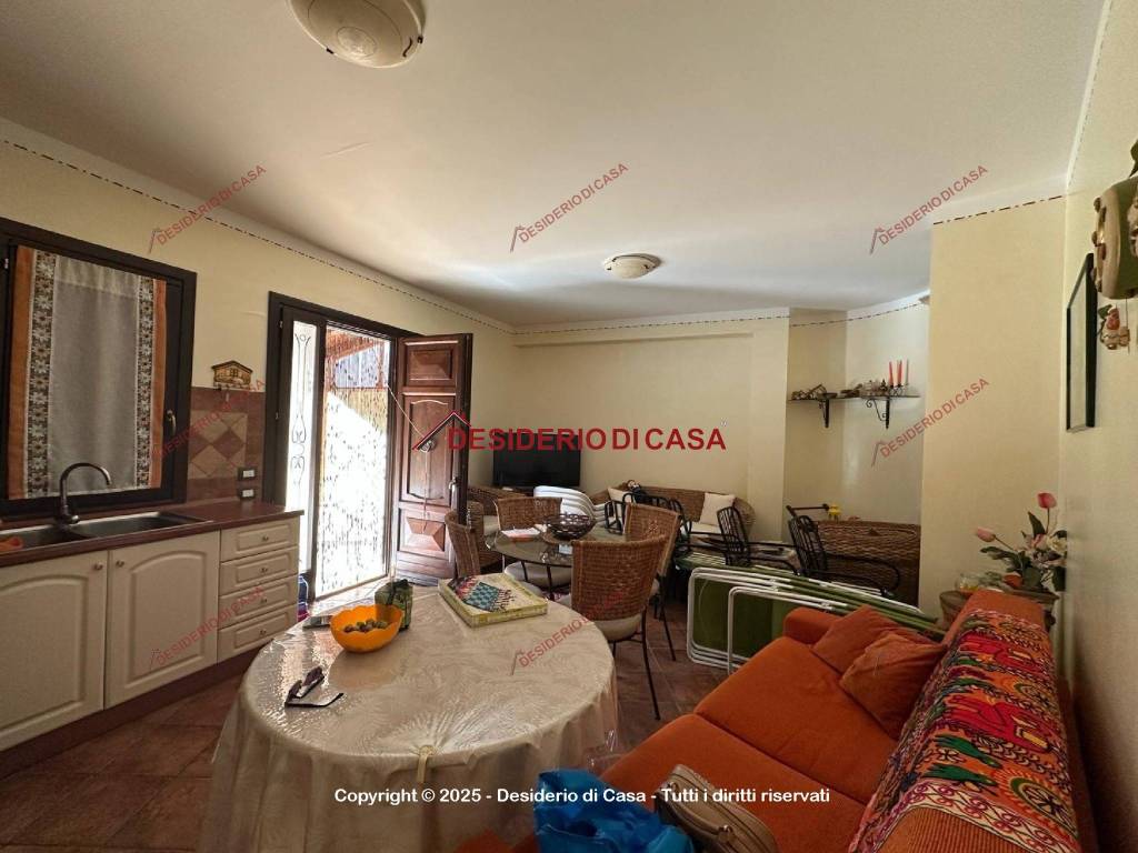 casa indipendente in vendita a Campofelice di Roccella