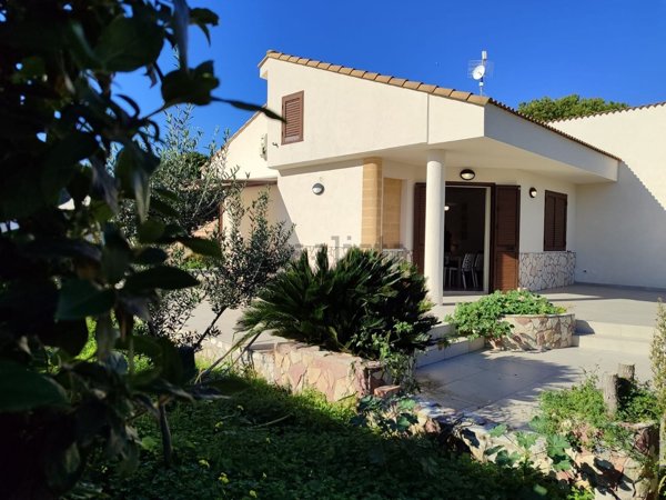 casa indipendente in vendita a Campofelice di Roccella