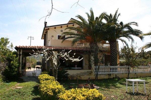 casa indipendente in vendita a Campofelice di Roccella