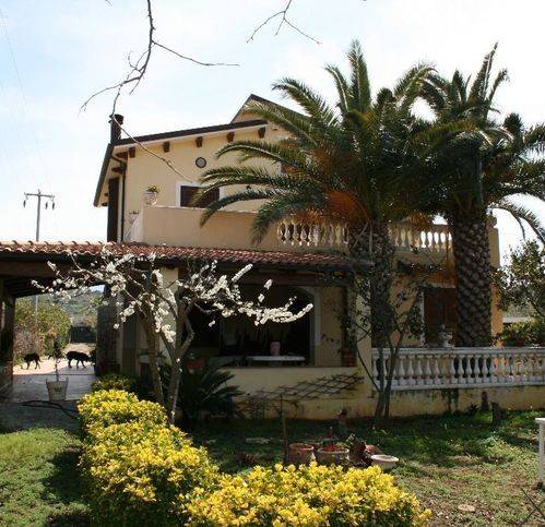 casa indipendente in vendita a Campofelice di Roccella