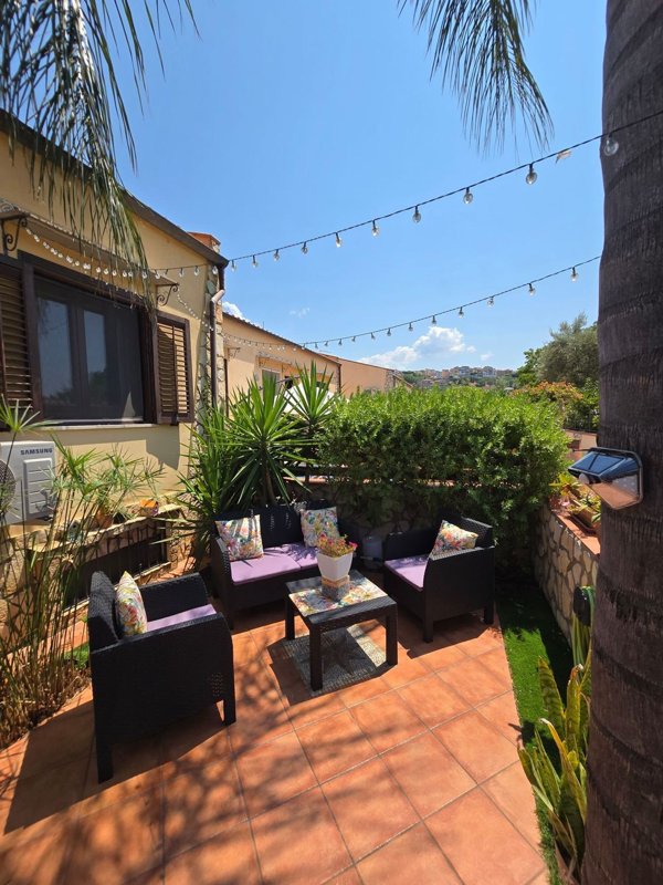 casa indipendente in vendita a Campofelice di Roccella