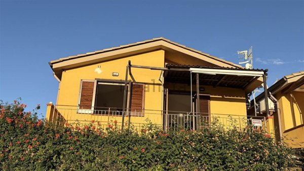 casa indipendente in vendita a Campofelice di Roccella