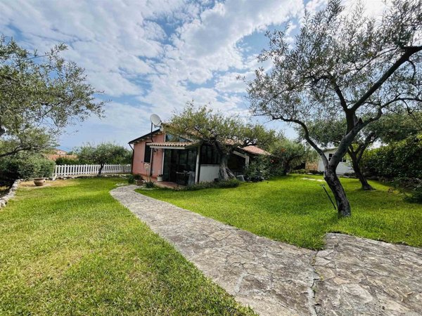 casa indipendente in vendita a Campofelice di Roccella