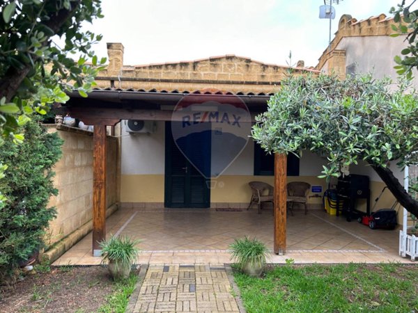 casa indipendente in vendita a Campofelice di Roccella