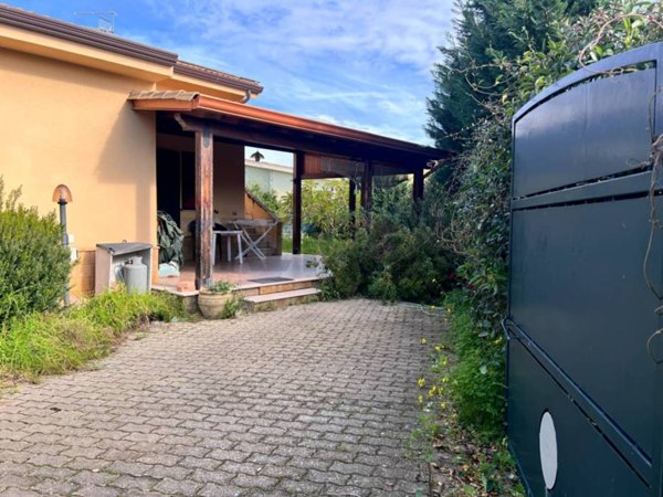 casa indipendente in vendita a Campofelice di Roccella